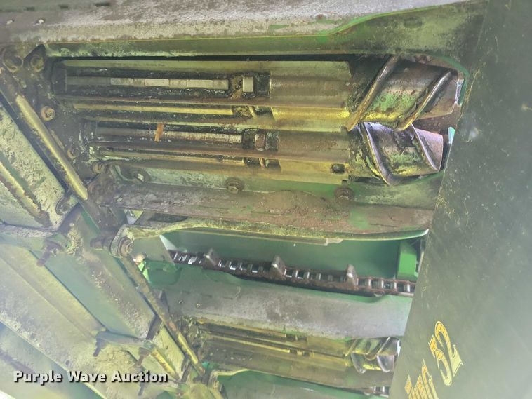 image for item EA2581 2022 John Deere  C8R corn head