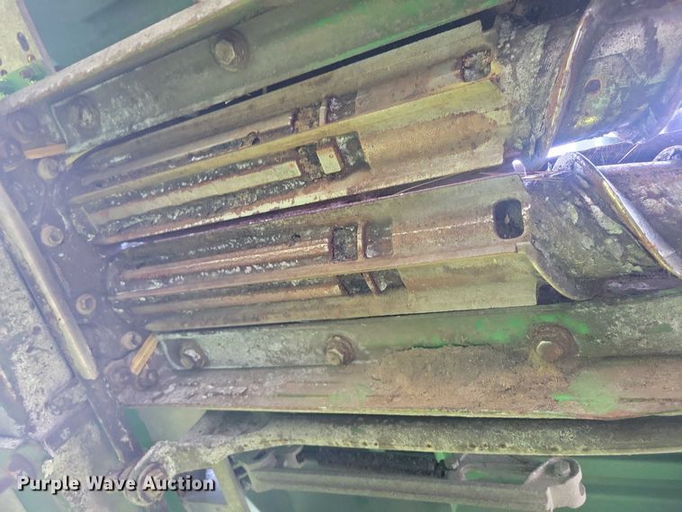 image for item EA2581 2022 John Deere  C8R corn head