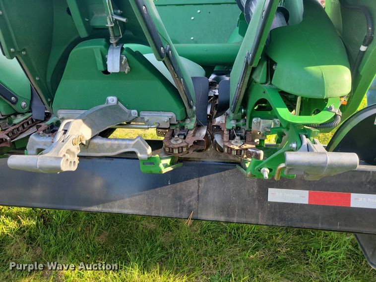 image for item EA2581 2022 John Deere  C8R corn head