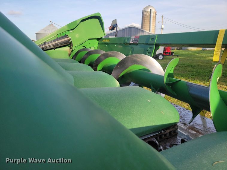 image for item EA2581 2022 John Deere  C8R corn head
