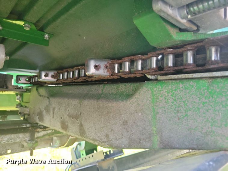 image for item EA2581 2022 John Deere  C8R corn head