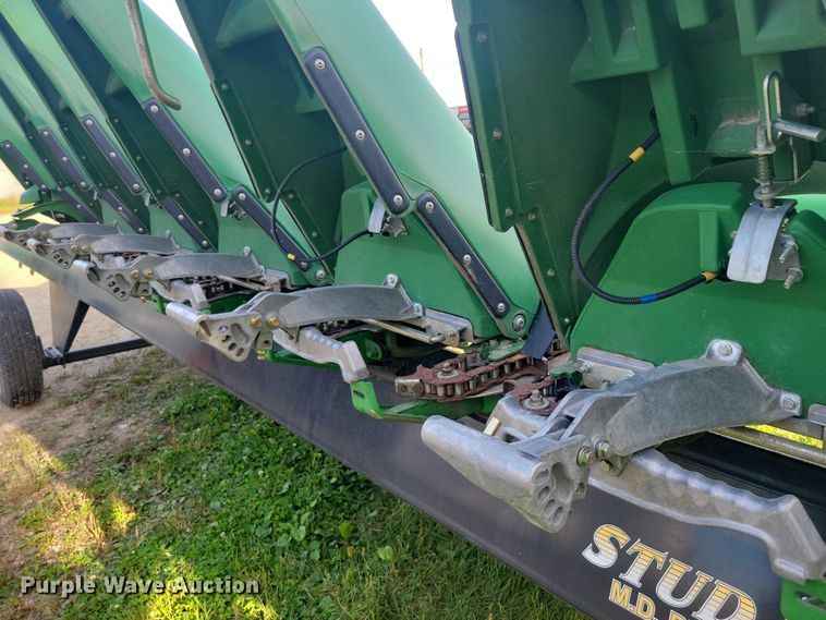 image for item EA2581 2022 John Deere  C8R corn head