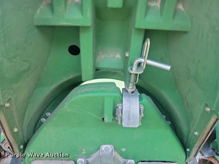 image for item EA2581 2022 John Deere  C8R corn head