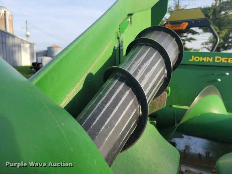 image for item EA2581 2022 John Deere  C8R corn head