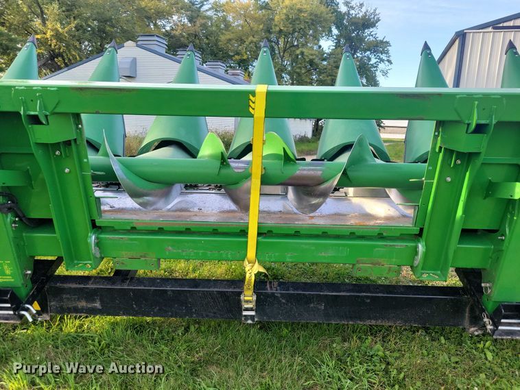 image for item EA2581 2022 John Deere  C8R corn head