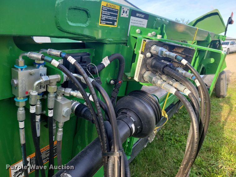 image for item EA2581 2022 John Deere  C8R corn head