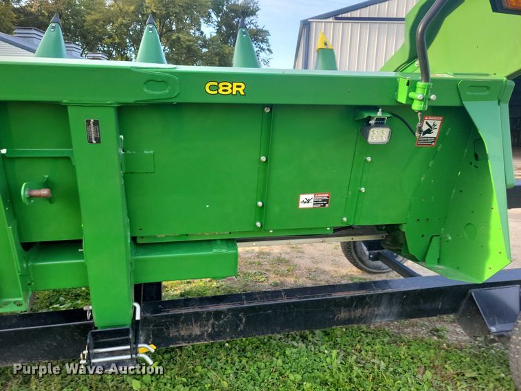 image for item EA2581 2022 John Deere  C8R corn head