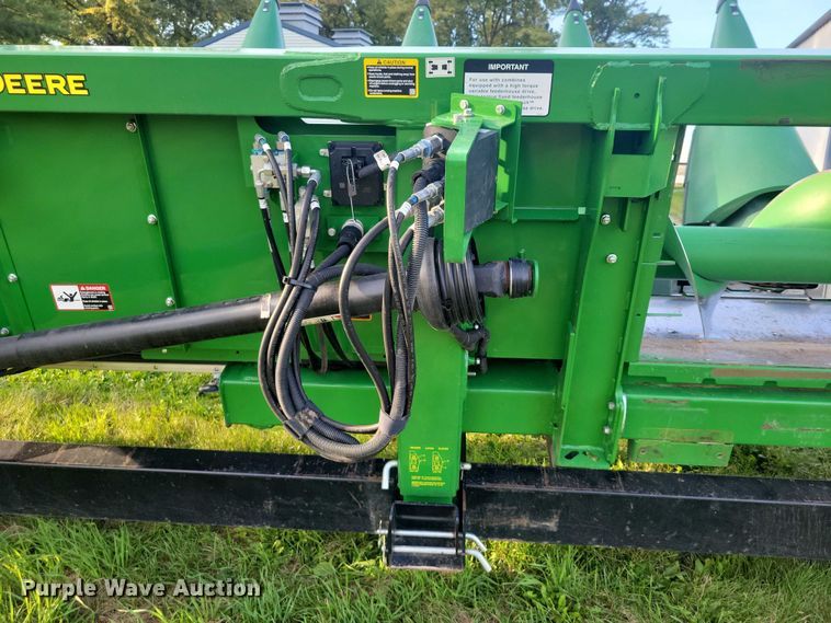 image for item EA2581 2022 John Deere  C8R corn head