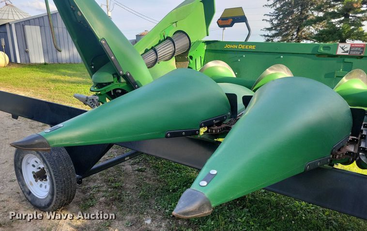 image for item EA2581 2022 John Deere  C8R corn head