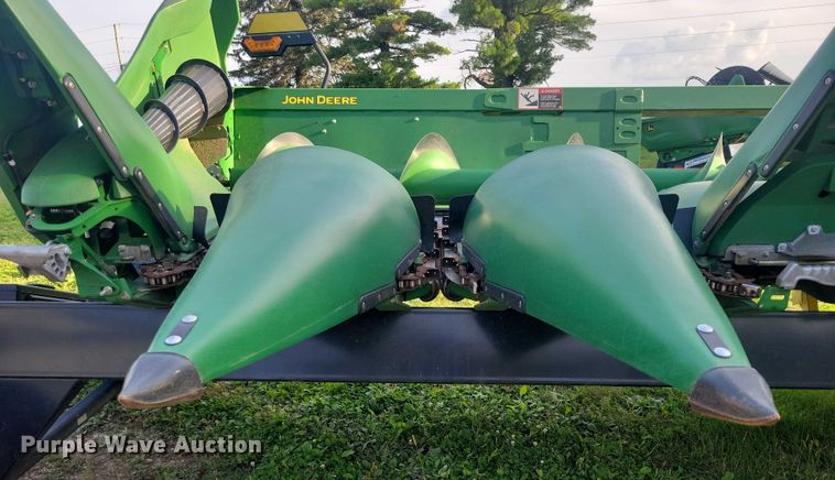image for item EA2581 2022 John Deere  C8R corn head