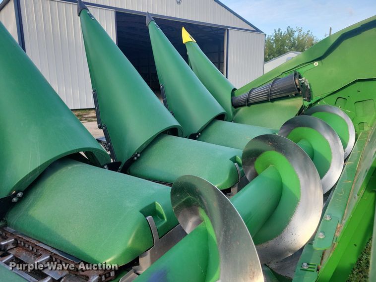 image for item EA2581 2022 John Deere  C8R corn head