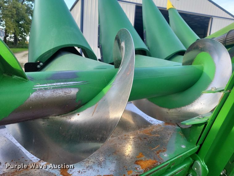 image for item EA2581 2022 John Deere  C8R corn head
