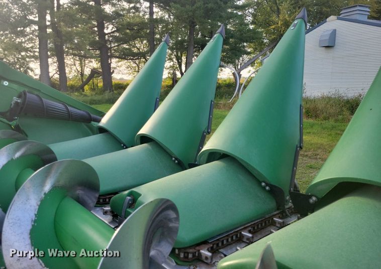 image for item EA2581 2022 John Deere  C8R corn head