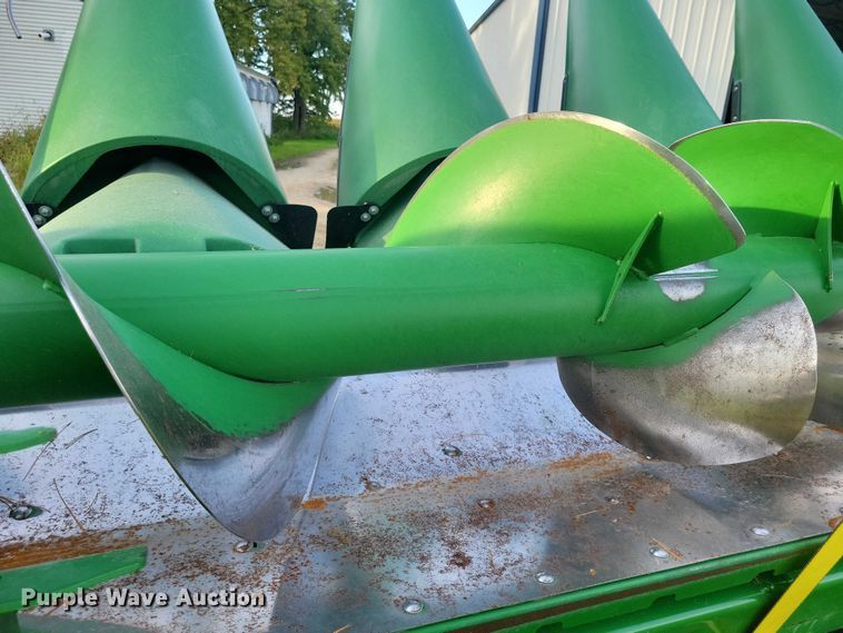 image for item EA2581 2022 John Deere  C8R corn head