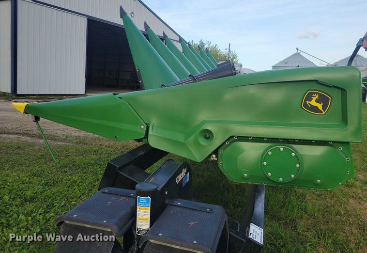 image for item EA2581 2022 John Deere  C8R corn head
