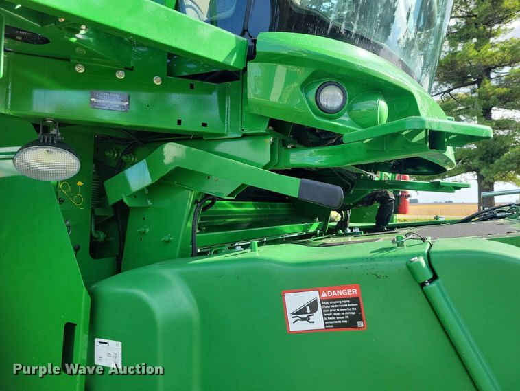 image for item EA2584 2019 John Deere  S760 combine
