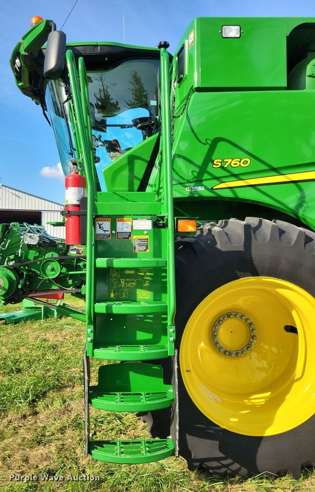 image for item EA2584 2019 John Deere  S760 combine