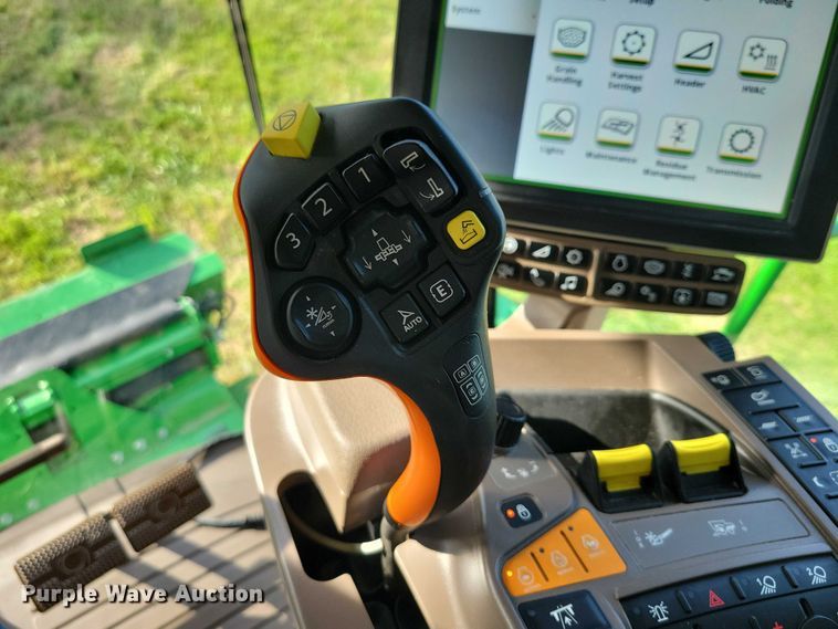 image for item EA2584 2019 John Deere  S760 combine