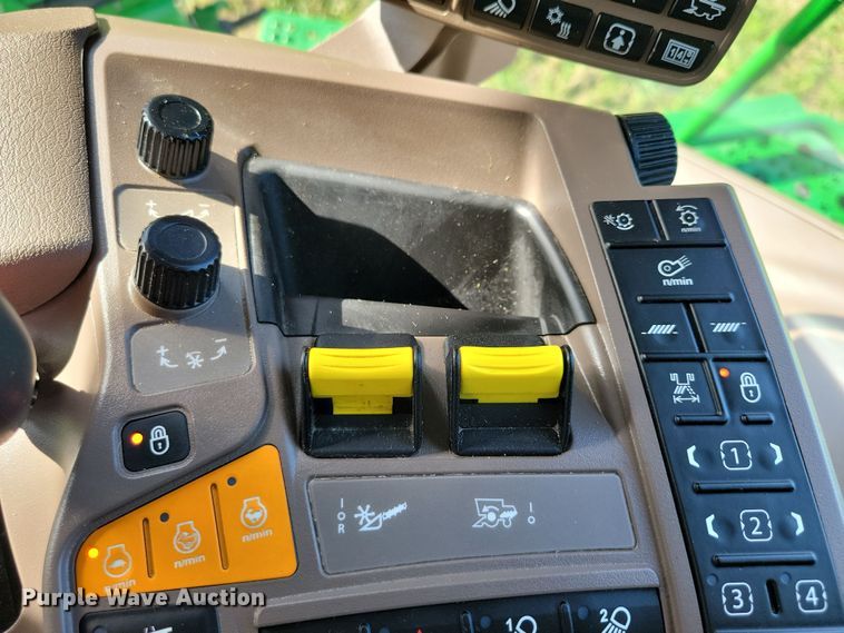 image for item EA2584 2019 John Deere  S760 combine