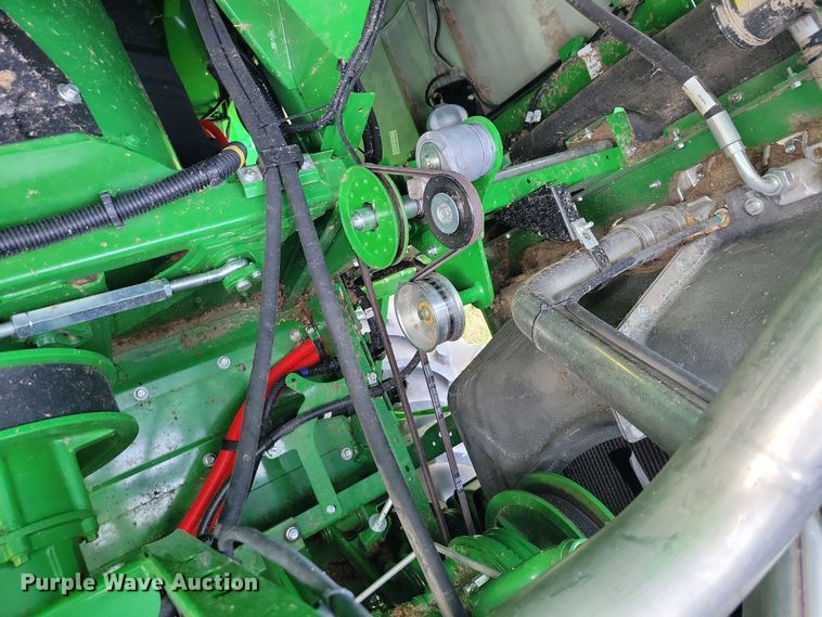 image for item EA2584 2019 John Deere  S760 combine