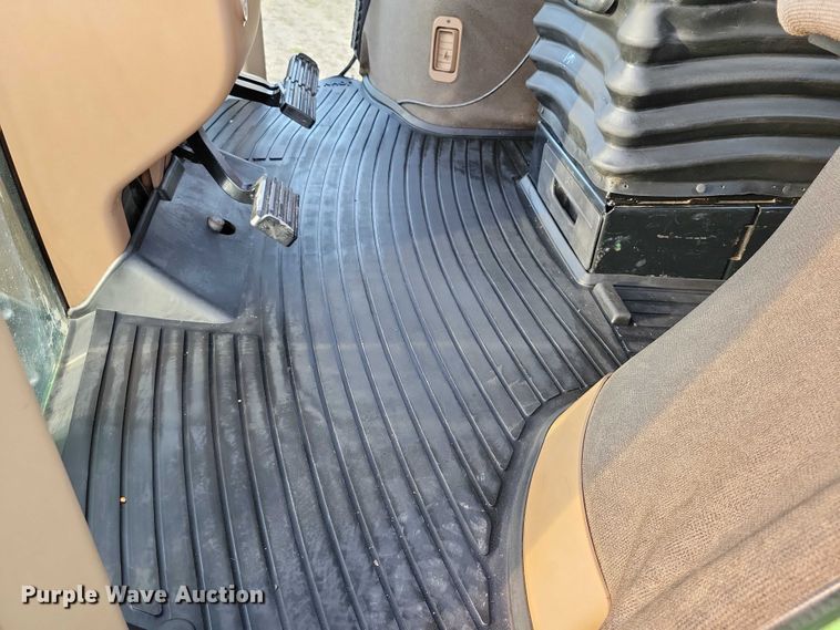 image for item EA2586 2003 John Deere  8320 MFWD tractor