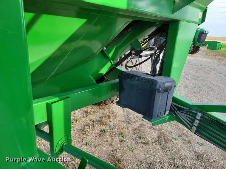 image for item EA2587 2013 Brent 882 grain cart