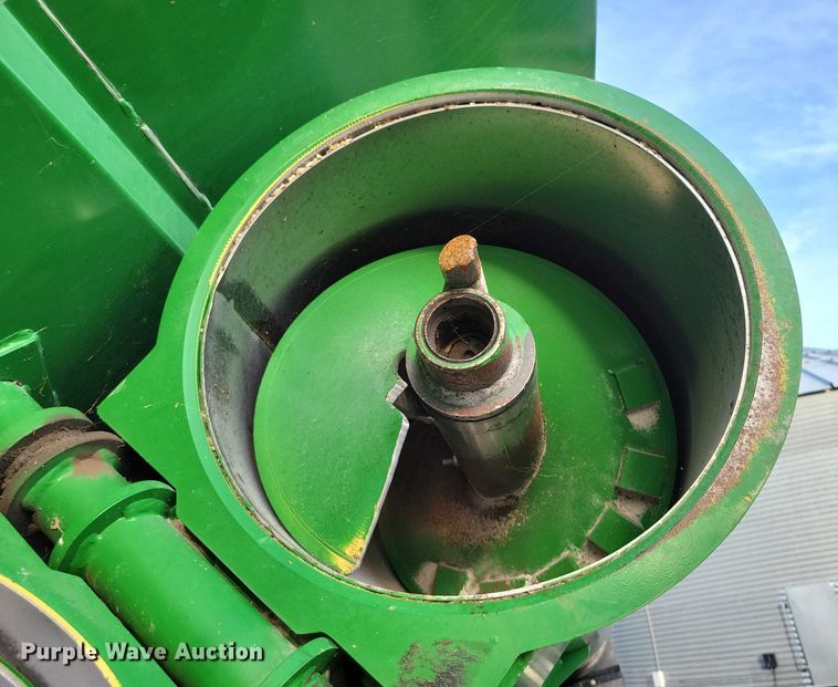 image for item EA2587 2013 Brent 882 grain cart