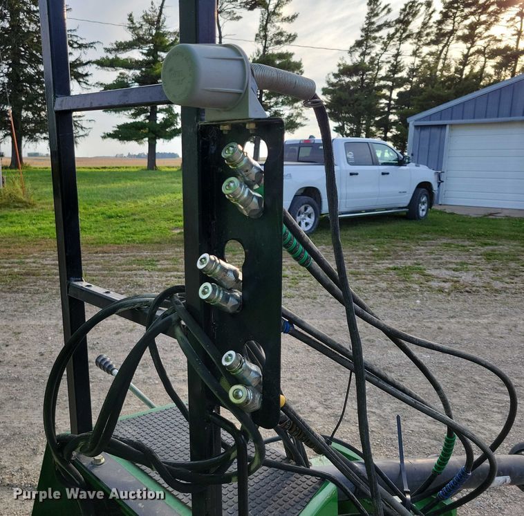 image for item EA2587 2013 Brent 882 grain cart