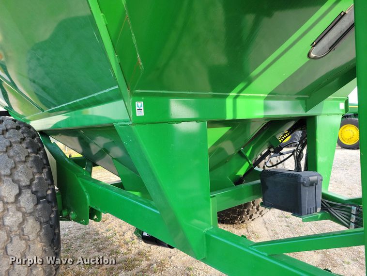 image for item EA2587 2013 Brent 882 grain cart