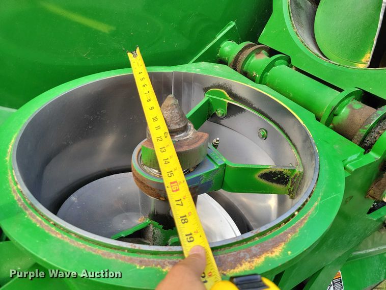 image for item EA2587 2013 Brent 882 grain cart