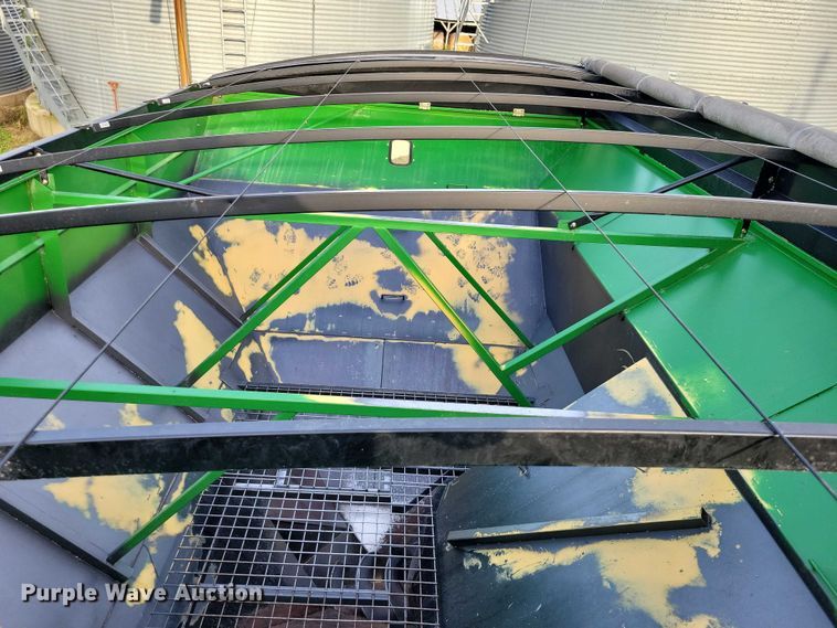 image for item EA2587 2013 Brent 882 grain cart