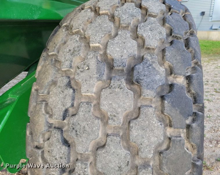 image for item EA2587 2013 Brent 882 grain cart