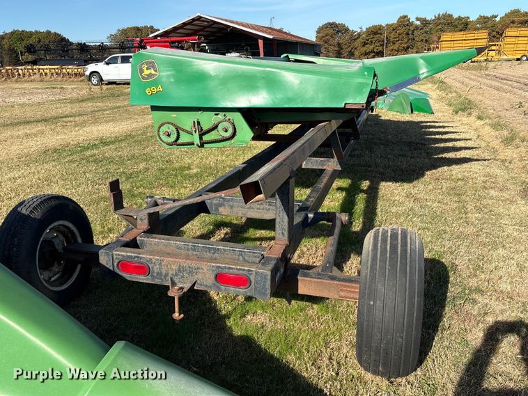 image for item EA7067 John Deere 694 corn head