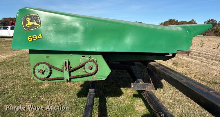 image for item EA7067 John Deere 694 corn head
