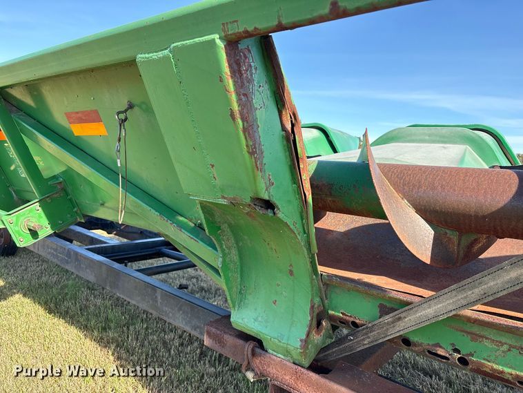 image for item EA7067 John Deere 694 corn head