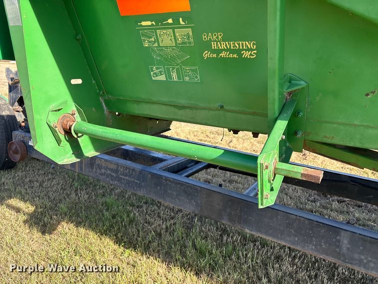 image for item EA7067 John Deere 694 corn head