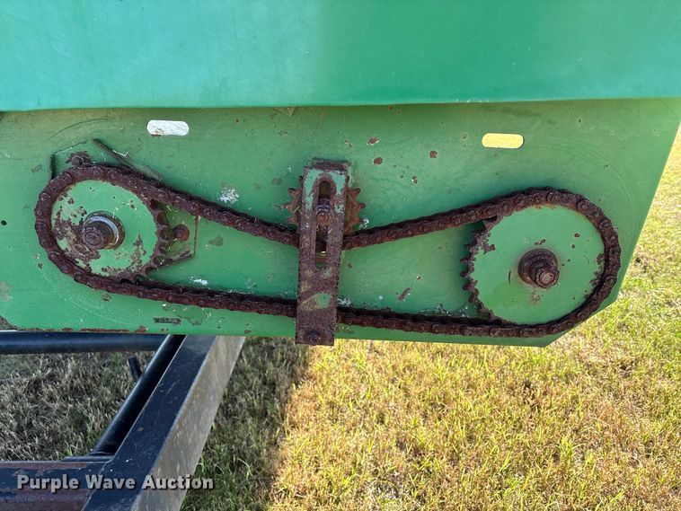 image for item EA7067 John Deere 694 corn head