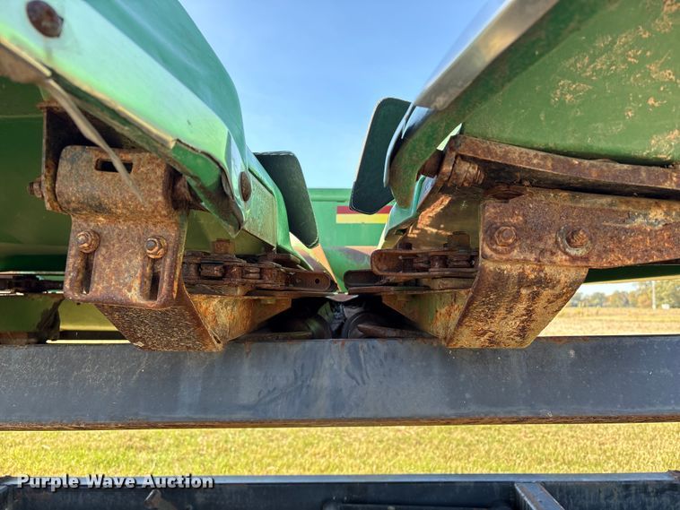 image for item EA7067 John Deere 694 corn head