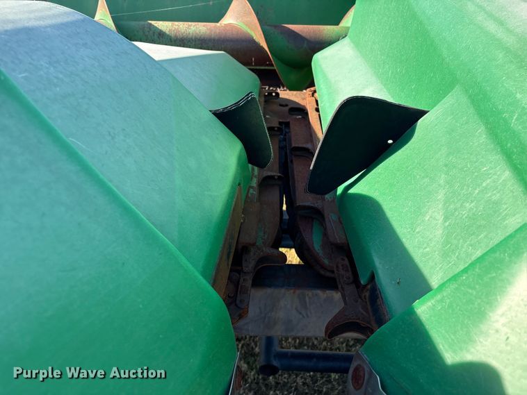 image for item EA7067 John Deere 694 corn head