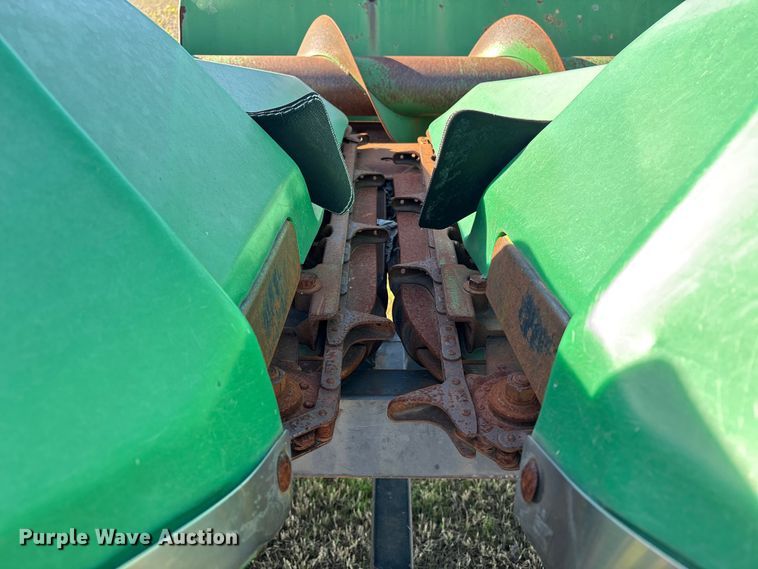 image for item EA7067 John Deere 694 corn head