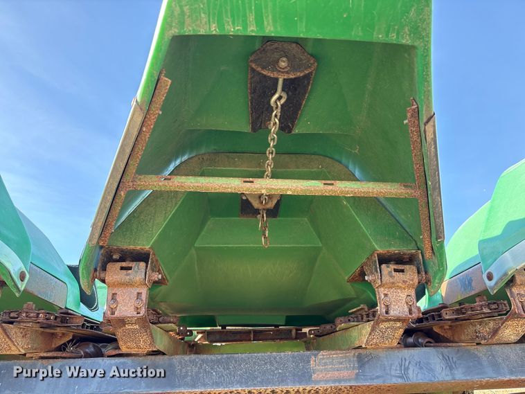 image for item EA7067 John Deere 694 corn head
