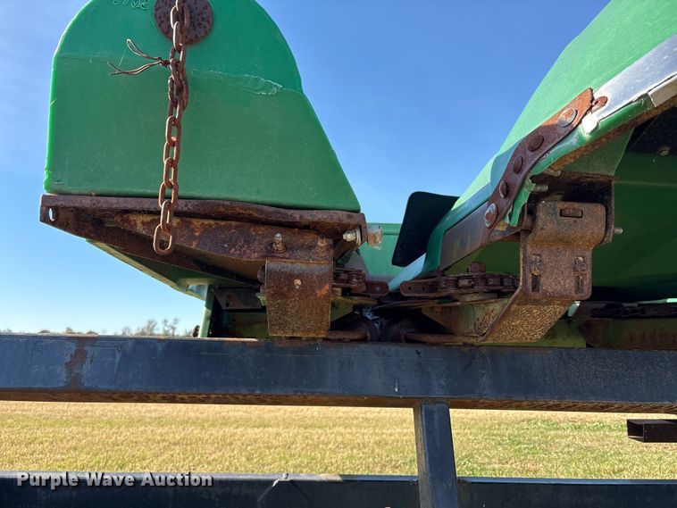 image for item EA7067 John Deere 694 corn head