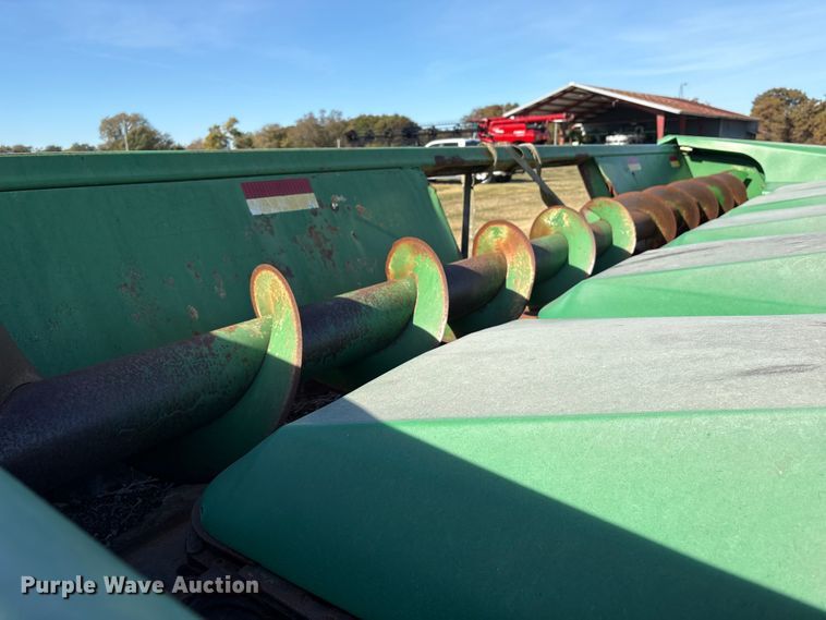image for item EA7067 John Deere 694 corn head