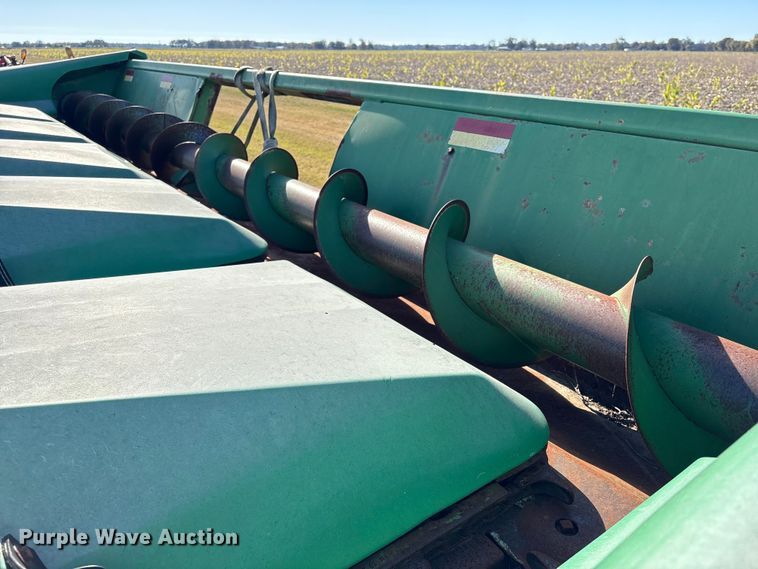 image for item EA7067 John Deere 694 corn head