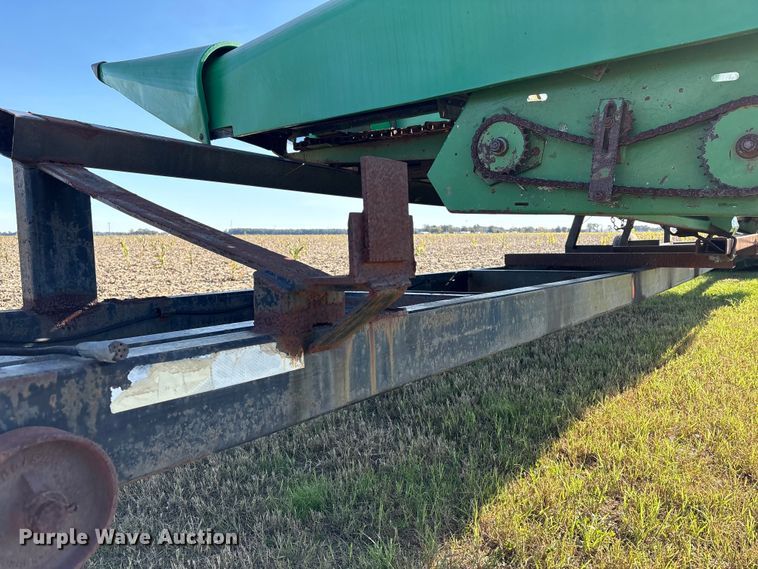 image for item EA7067 John Deere 694 corn head