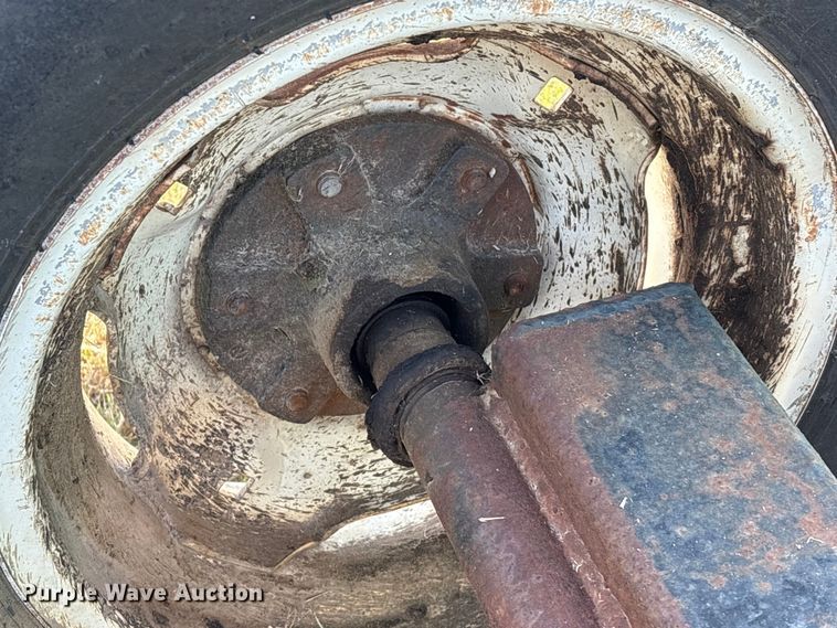 image for item EA7067 John Deere 694 corn head