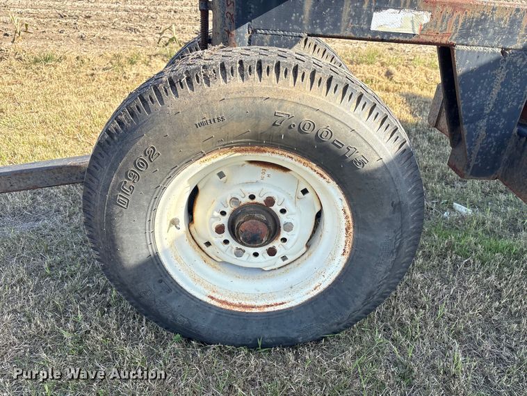 image for item EA7067 John Deere 694 corn head