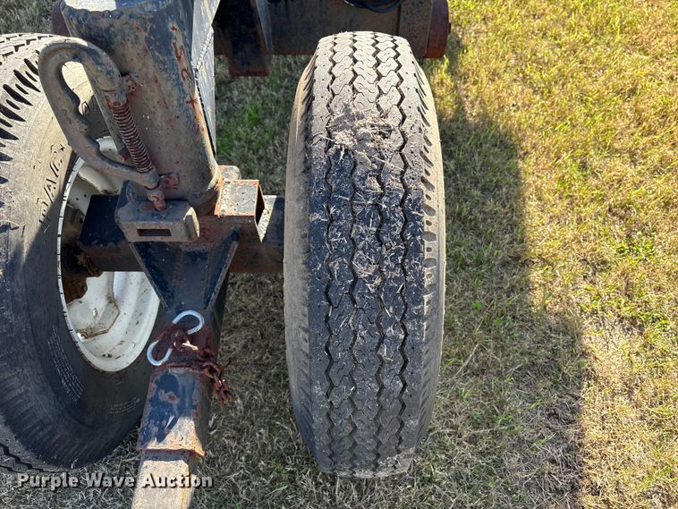 image for item EA7067 John Deere 694 corn head