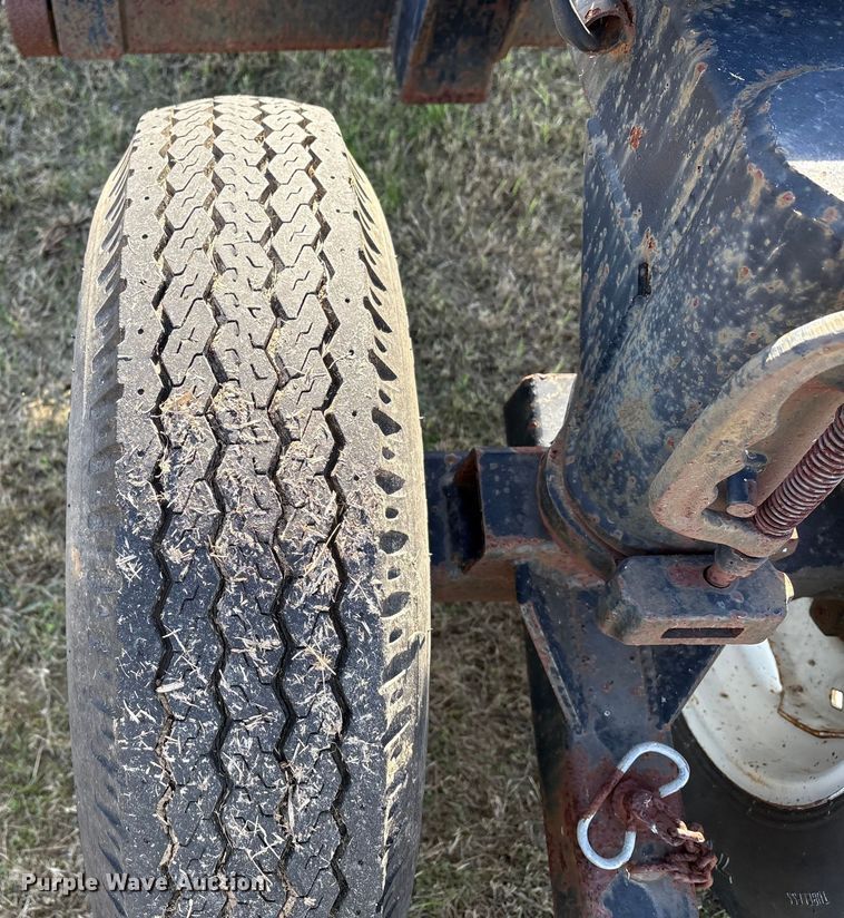 image for item EA7067 John Deere 694 corn head