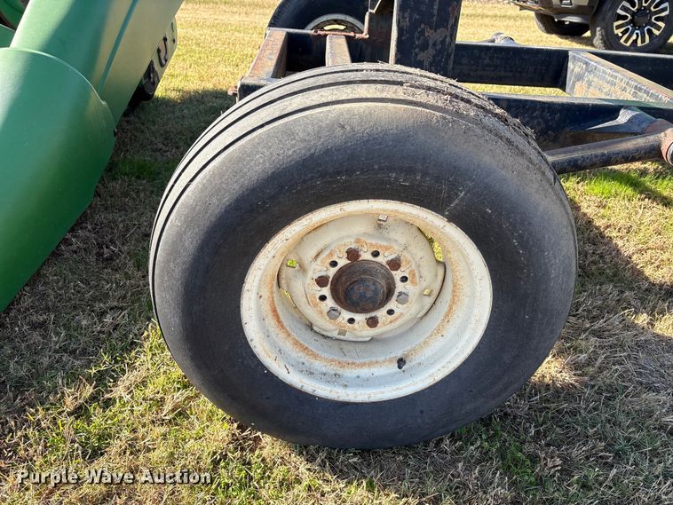 image for item EA7067 John Deere 694 corn head